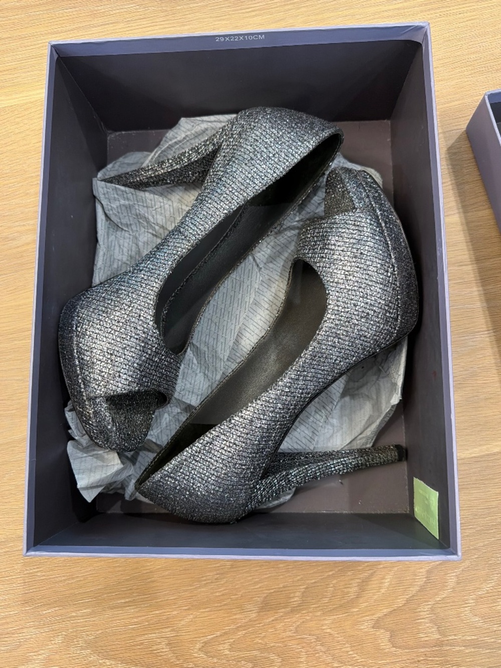 Vera Wang Heels SIZE 8 Great Condition